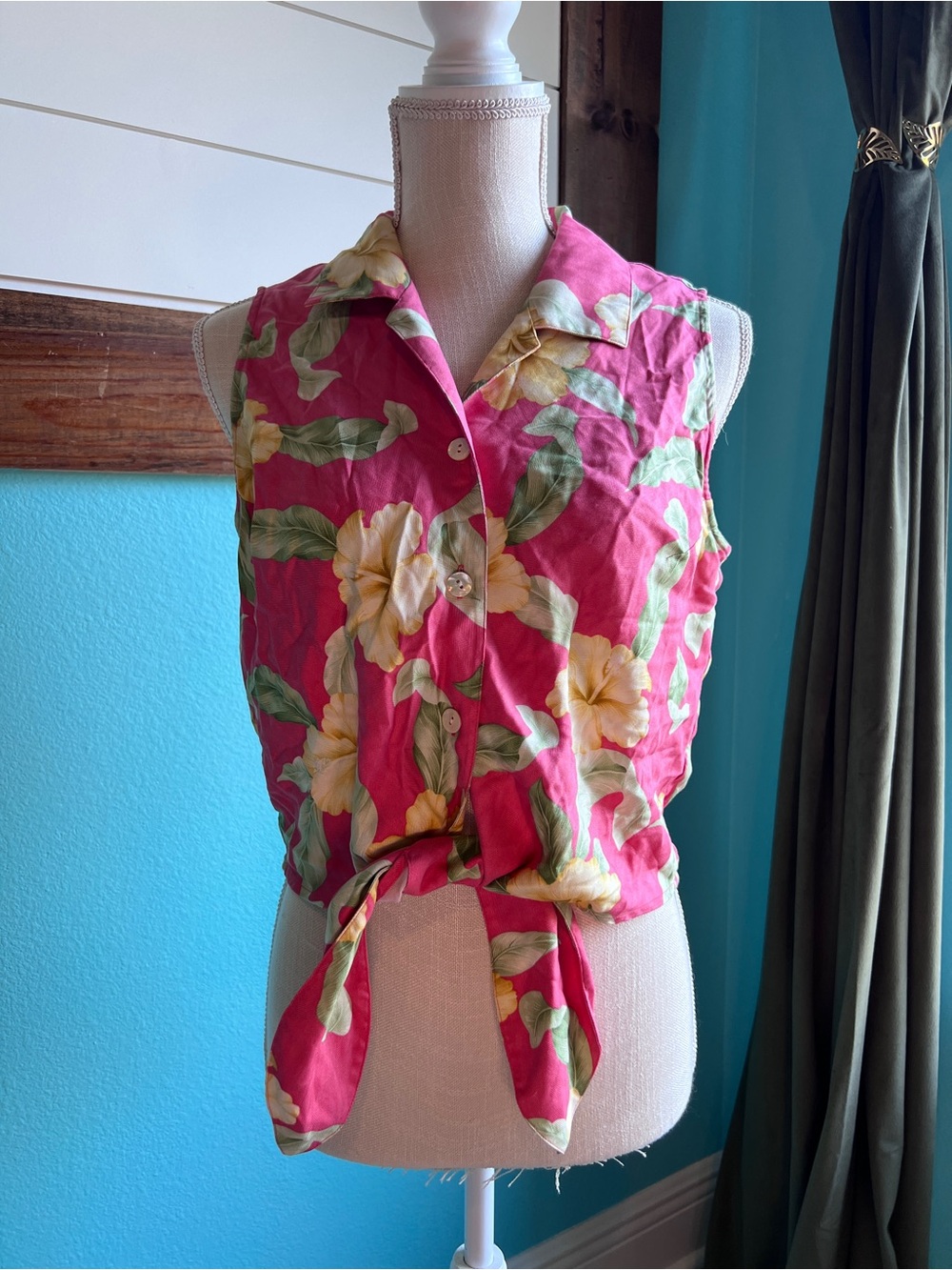Vintage Tommy Bahama 100% Silk Pink Floral Tie Front Sleeveless Blouse